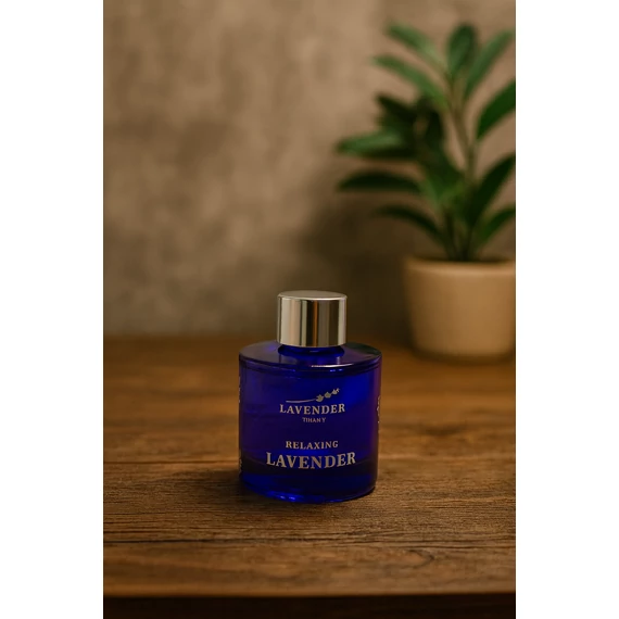 Lavender Tihanyi Levendula Pálcás Aroma Diffúzor lila dekor üvegben egy asztalon(100ml)